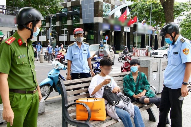  
Nhiều trường hợp bị nhắc nhở cũng như xử phạt vì không đeo khẩu trang tại Thành phố Hồ Chí Minh. Ảnh: Thanh Niên