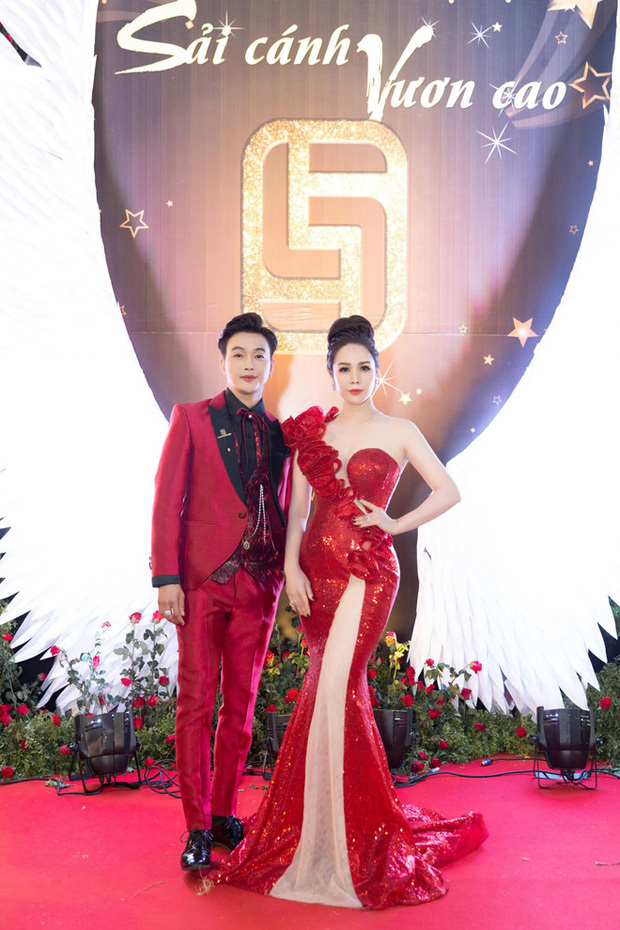  
Titi lựa chọn vest đỏ mix với đầm dạ hội sequin của Nhật Kim Anh. (Ảnh: FBNV)