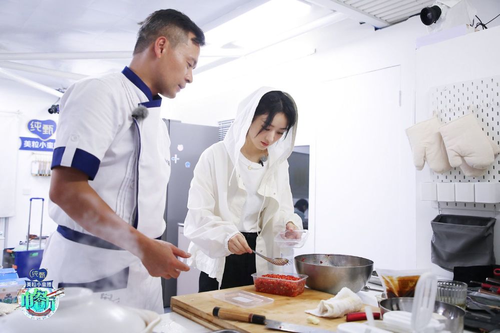  
Triệu Lệ Dĩnh tích cực phụ giúp công việc bếp núc (Ảnh Weibo)
