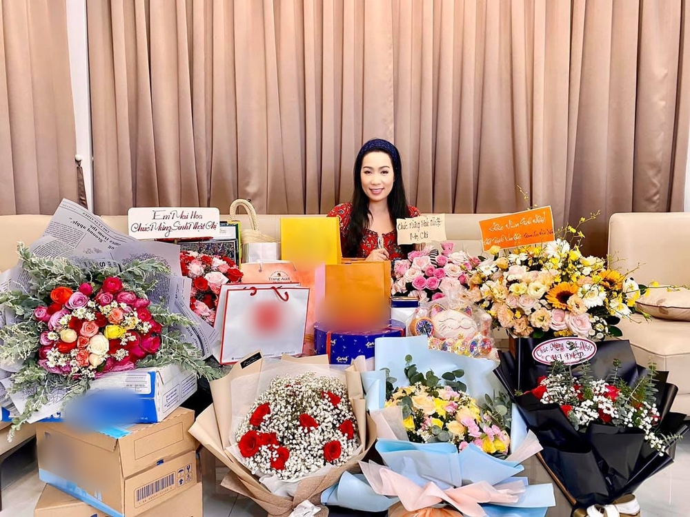  
Rất nhiều hoa và quà cáp được gửi đến tận biệt thự cho nữ nghệ sĩ. (Ảnh: FBNV) - Tin sao Viet - Tin tuc sao Viet - Scandal sao Viet - Tin tuc cua Sao - Tin cua Sao