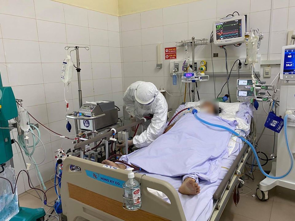 
Nhân viên y tế chăm sóc cho bệnh nhân mắc Covid-19 (Ảnh: Nhân Dân)