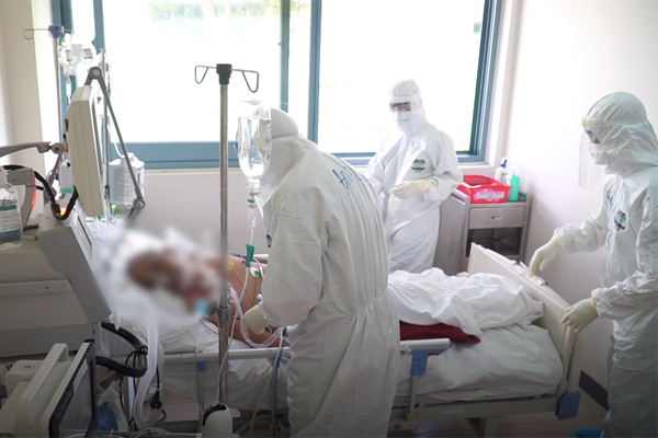  
Bác sĩ điều trị cho bệnh nhân mắc Covid-19 tại Đà Nẵng (Ảnh: Vietnamnet)