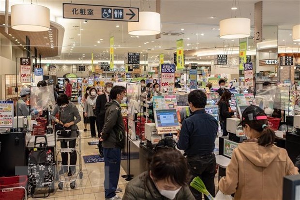  
Người dân đeo khẩu trang đi mua sắm tại một siêu thị ở Tokyo, Nhật Bản. (Ảnh: AFP/TTXVN)