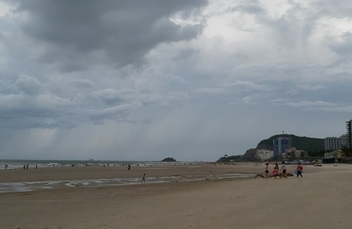  
Bãi biển ở Vũng Tàu vắng vẻ mùa dịch. (Ảnh: Thanh Niên)