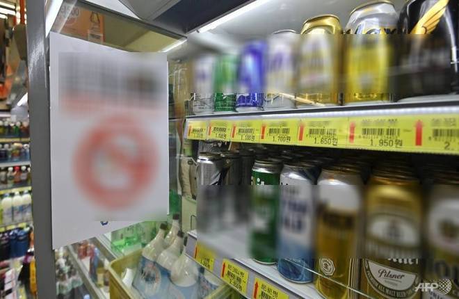  
Nhiều quy định liên quan đến việc buôn bán bia cho người dưới 18 tuổi được đưa ra. (Ảnh: AFP)