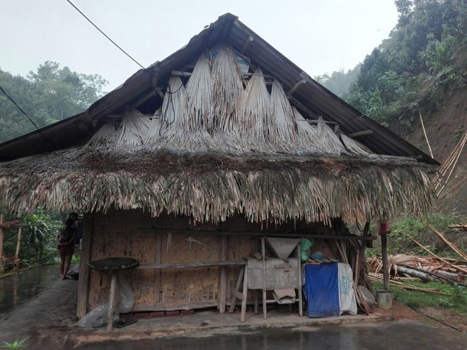  
Ngôi nhà xập xệ gia đình Lộc đang sinh sống.