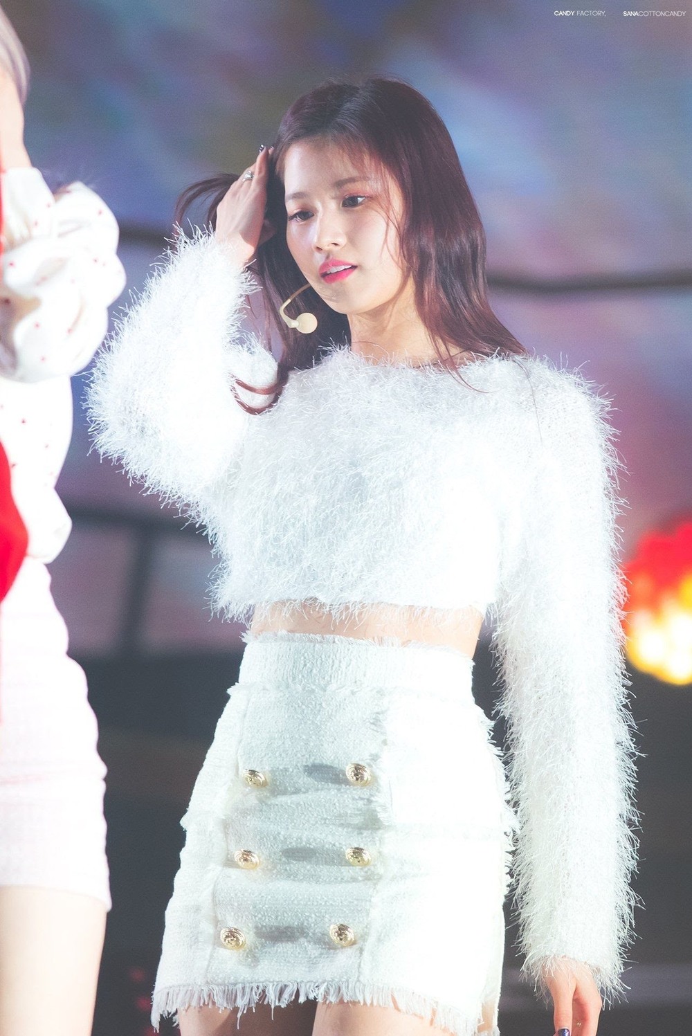  
Khoảnh khắc "thiên thần" Sana tỏa sáng trên sân khấu (Ảnh Naver)