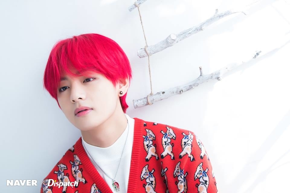 
Màu tóc đỏ tôn lên nước da trắng sáng của V. Ảnh: Naver