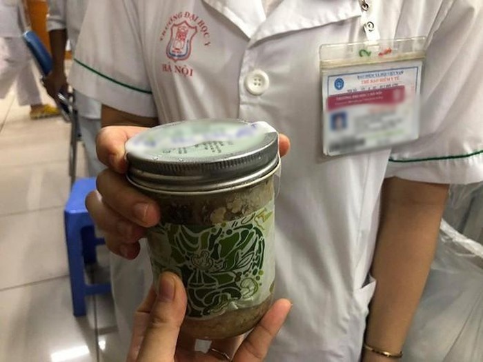  
Lọ sản phẩm pate Minh Chay được gia đình bệnh nhân ngộ độc mang tới bệnh viện (Ảnh: An ninh Thủ đô)