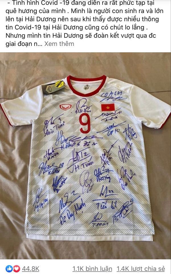  
Văn Toàn đăng bài mở phiên đấu giá chiếc áo số 9 với loạt chữ ký của các cầu thủ tuyển Việt Nam. (Ảnh: Chụp màn hình).