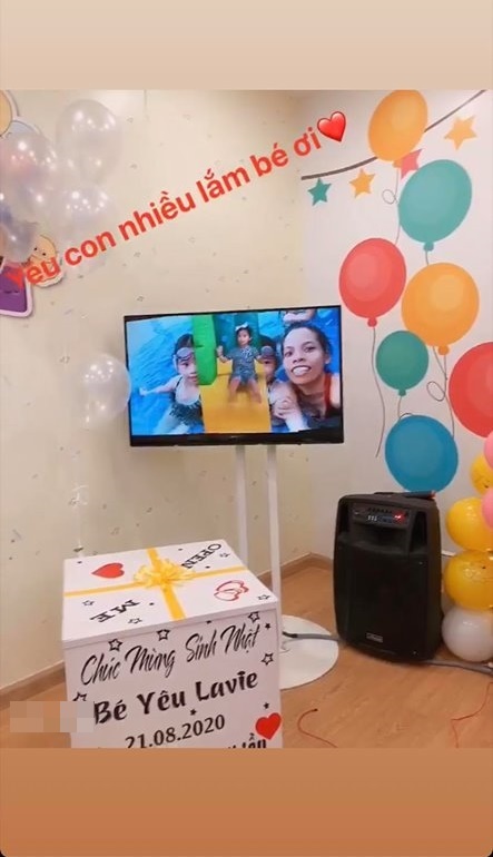  
Cô đã chuẩn bị đoạn clip ngắn để chiếu lên tivi trong buổi tiệc sinh nhật kèm đó là hộp quà có dòng chữ: "Chúc mừng sinh nhật bé yêu Lavie. 21/08/2020". (Ảnh: Chụp màn hình) - Tin sao Viet - Tin tuc sao Viet - Scandal sao Viet - Tin tuc cua Sao - Tin cua Sao
