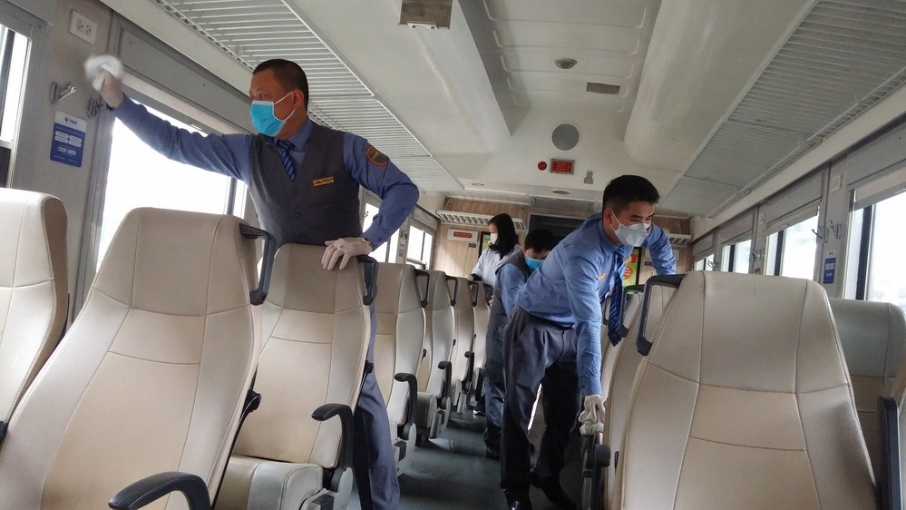  
Nhân viên của đoàn tàu tiến hành lau dọn các ghế ngồi để phòng ngừa dịch Covid-19. (Ảnh: Báo Đầu Tư)