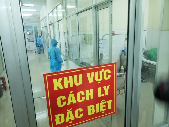  
Một khu vực cách ly đặc biệt để điều trị bệnh nhân mắc Covid-19 tại bệnh viện ở Việt Nam. (Ảnh: Pháp Luật)
