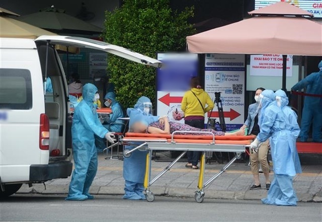  
Bệnh nhân Covid-19 được đưa tới bệnh viện (Ảnh: Reuters)