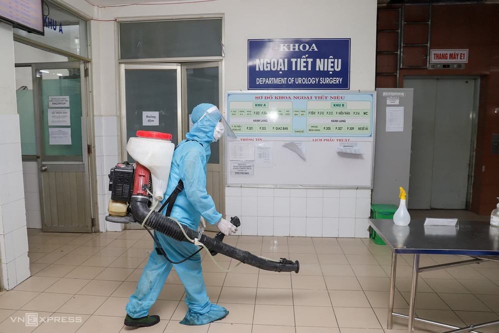 
Nhân viên y tế phun khử trùng ở bệnh viện để phòng dịch (Ảnh: VNExpress)
