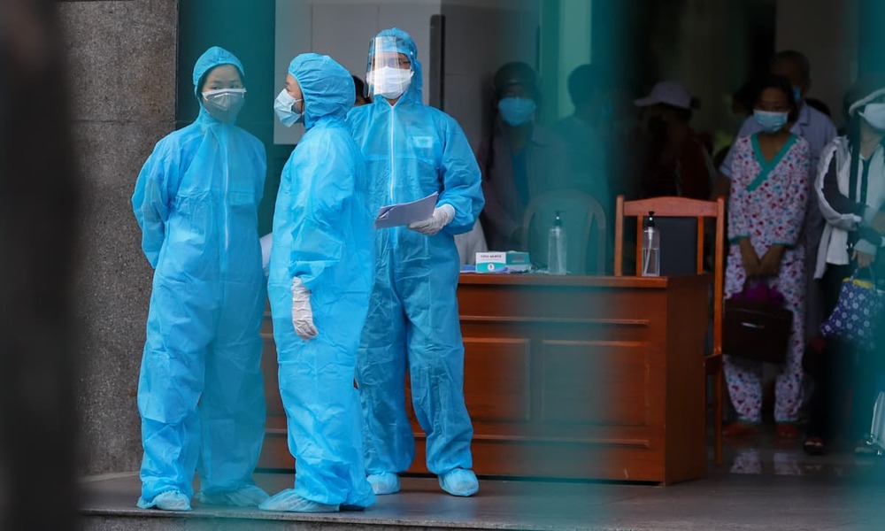 
Nhân viên y tế mặc đồ bảo hộ để phòng chống dịch Covid-19 lây lan. (Ảnh: TTXVN)