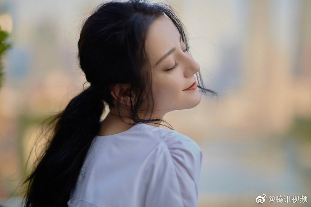  
Nhan sắc của Nhiệt Ba được khen ngợi hết lời khi cô diện quần tây áo sơ mi. (Ảnh: Weibo).
