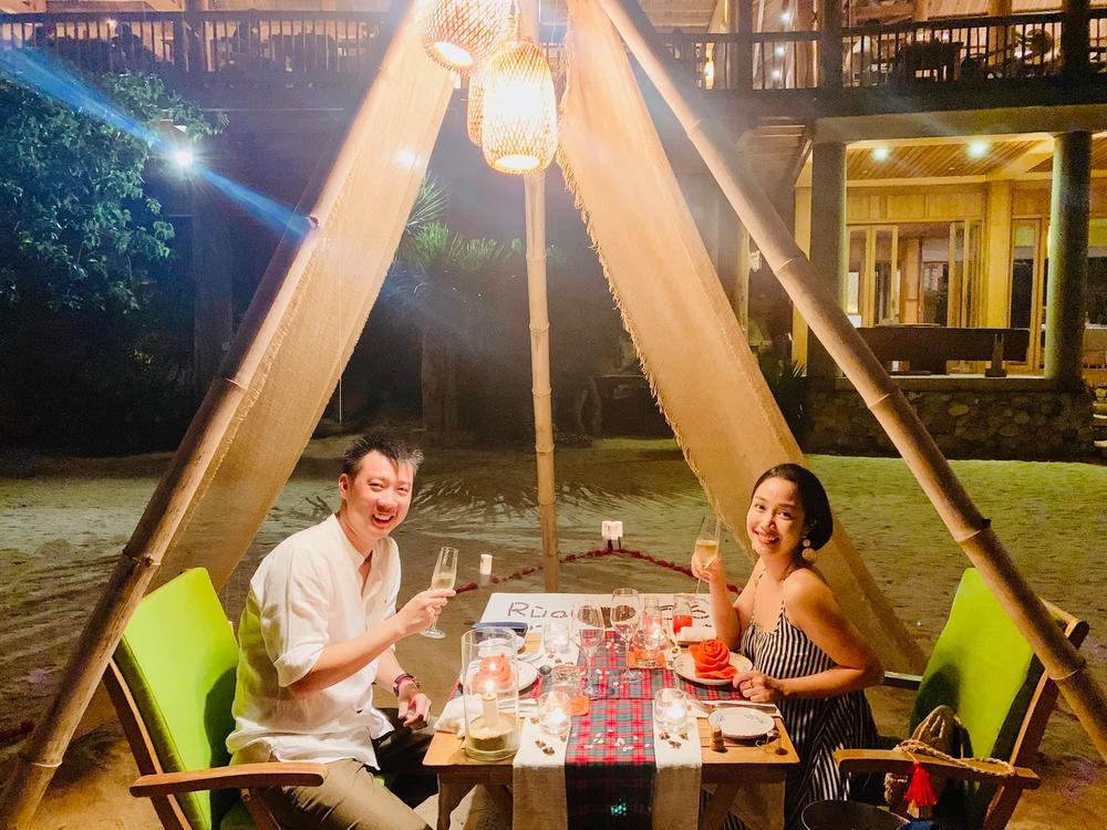 
Cả hai cùng ăn tối lãng mạn trước bãi biển và ánh đèn vàng lung linh. (Ảnh: FBNV) - Tin sao Viet - Tin tuc sao Viet - Scandal sao Viet - Tin tuc cua Sao - Tin cua Sao