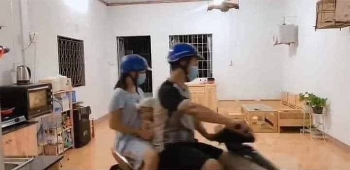  
Gia đình nhỏ đèo nhau trên xe máy... trong nhà. (Ảnh: NEU).