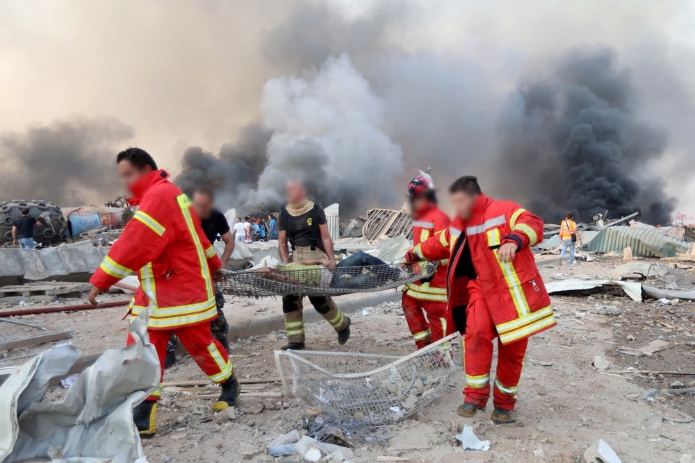  
Đội cứu hộ tiến hành giải cứu nạn nhân sau vụ nổ. (Ảnh: AFP)