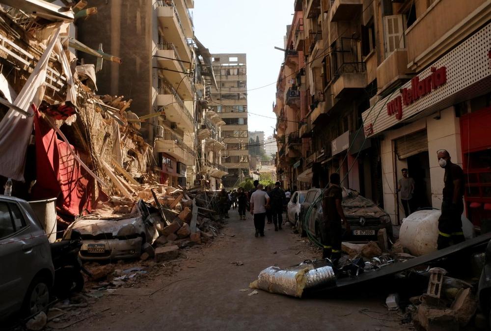  
Khoảng 50% thành phố Beirut chìm trong đống đổ nát. (Ảnh: Reuters)
