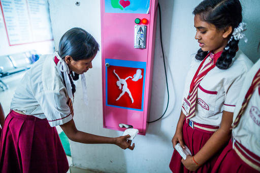  
Việc rửa tay tại 1 trường học ở Ấn Độ năm 2018. 