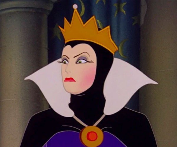  
Disney có nhiều kiểu cha mẹ kế nhưng có lẽ không ai xấu xa được như The Evil Queen (Ảnh: Costume Wall)