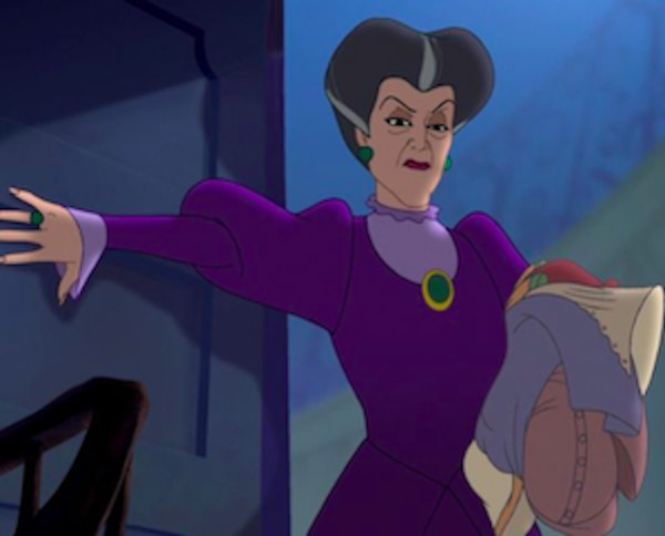  
Lady Tremaine nhốt Cinderella trong phòng để không thể gặp mặt hoàng tử (Ảnh: Livingly)