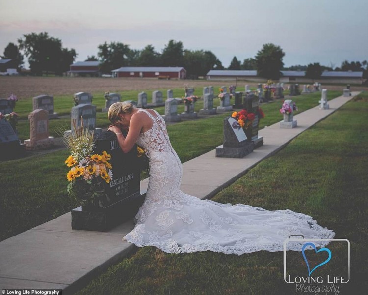  
Jessica mặc váy cưới chụp ảnh bên bia mộ vị hôn phu. Ảnh: Loving Life