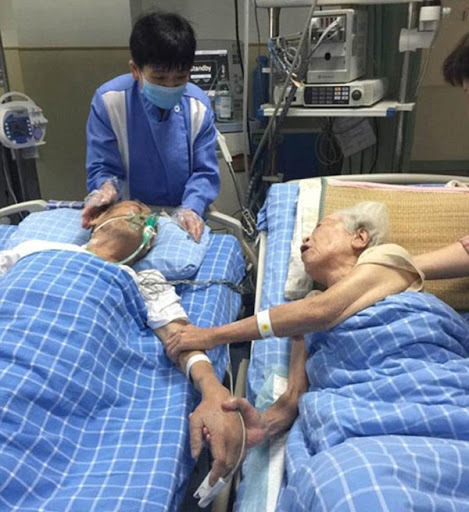  
Trước đó, một cụ ông 92 tuổi sống tại thành phố Ninh Ba, tỉnh Chiết Giang, Trung Quốc cũng từng khiến nhiều người cảm động khi xin y bác sĩ được nắm tay vợ lần cuối. (Ảnh: People's Daily Online)