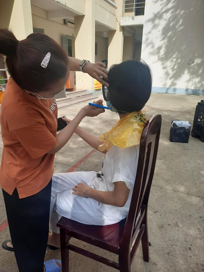  
Những cán bộ, nhân viên y tế tại khu cách ly cắt tóc cho nhau để phù hợp trong điều kiện làm việc với cường độ cao và thời tiết nắng nóng. (Ảnh: Saostar)