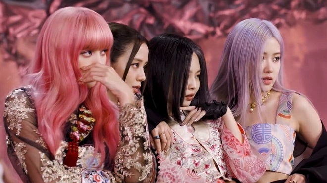  
Không chỉ thu về doanh số bán nhạc "khủng", các cô gái còn có sức ảnh hưởng về thời trang đến độ dân tình "đua nhau" mua hanbok cách tân như trong MV (Ảnh: FBNV)