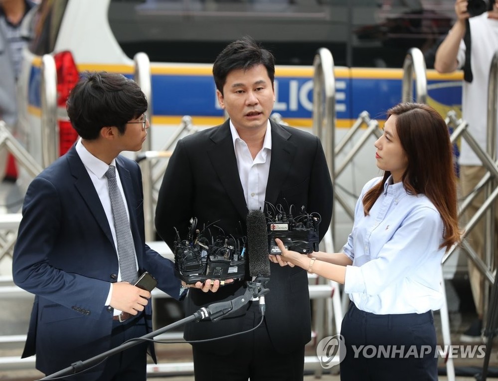  
"Linh hồn" của YG Entertainment - ​Yang Hyun Suk cũng buộc phải từ chức sau nhiều cáo buộc và tai tiếng (Ảnh: FBNV)