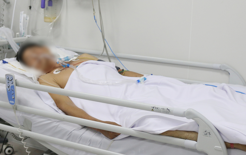  
Bệnh nhân được điều trị do ngộ độc pate Minh Chay (Ảnh: VNExpress)
