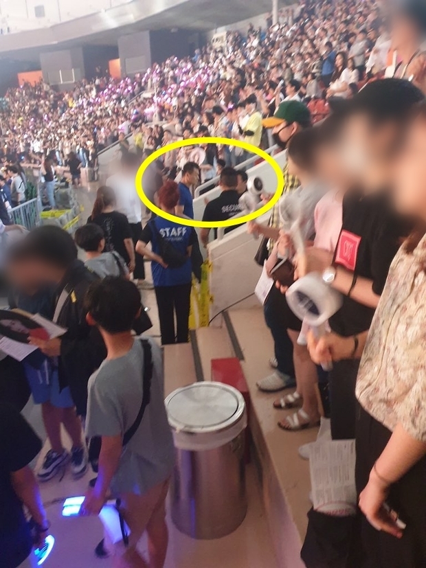  
Chủ tịch JYP bị bảo vệ nhắc nhở tại concert của TWICE (Ảnh:Koreaboo)