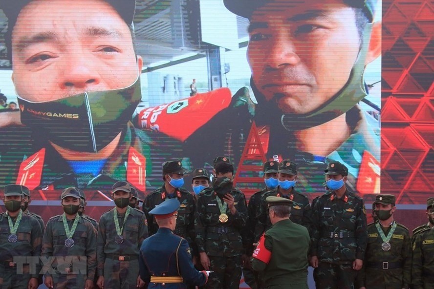  
Khoảnh khắc xúc động của đội tuyển Việt Nam khi nhận huy chương. (Ảnh: TTXVN)