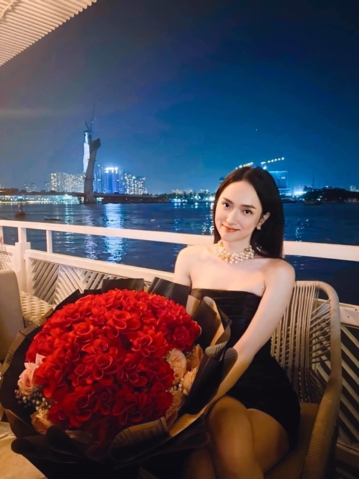  
Matt Liu thiết kế buổi tối lãng mạn, tặng bạn gái bó hồng lớn trong ngày kỷ niệm 2 tháng yêu nhau. Ảnh: Fanpage Hoa hậu Hương Giang - Tin sao Viet - Tin tuc sao Viet - Scandal sao Viet - Tin tuc cua Sao - Tin cua Sao