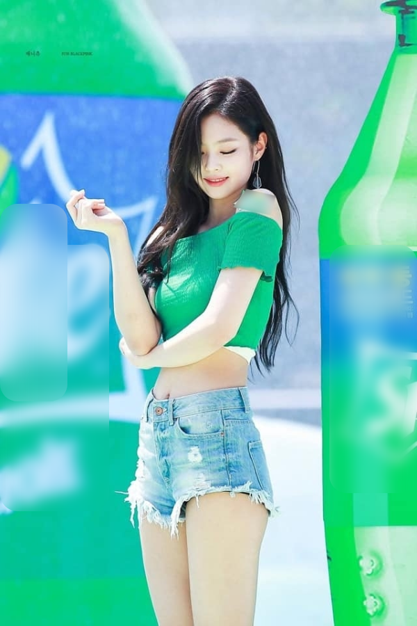  
Trong lễ hội nước của nhãn hàng nước uống giải khát, Jennie xuất hiện với nhan sắc, vóc dáng đỉnh cao. Ảnh: Naver