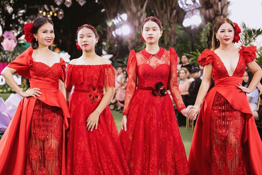  
Hai cô con gái Cẩm Ly catwalk cùng mẹ và Minh Tuyết trong show Pink Graden, trang phục màu đỏ pha chất liệu ren càng làm tôn da và tạo cảm giác "quý tộc" cho các nghệ sĩ. (Ảnh: T.H)