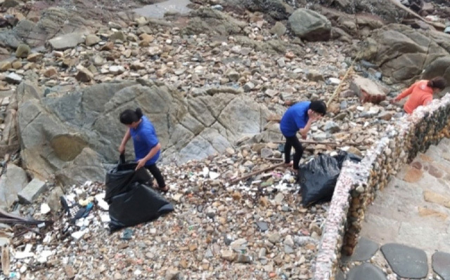 
Rác được vứt xuống biển không phải rác thải sinh hoạt. (Ảnh: Chụp màn hình)