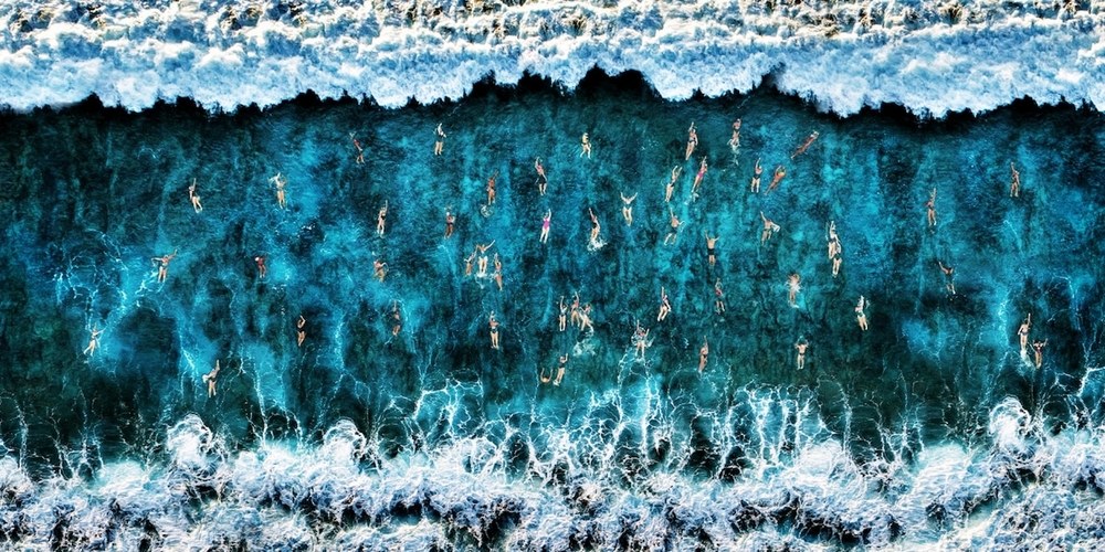  
Hình ảnh những người bơi lội trên biển, nằm giữa thảm xanh và bọt trắng của sóng của Roberto chiến thắng hạng mục Thể thao