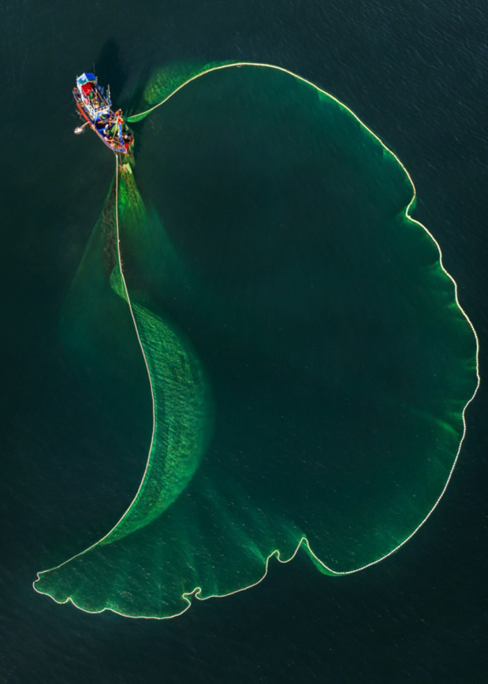  
Tác phẩm mang tên "Dáng hình lưới đánh cá" của nhiếp ảnh gia Khanh Phan cũng rất ấn tượng