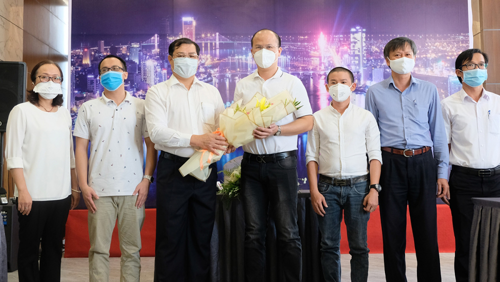  
Chủ tịch thành phố Đà Nẵng trao hoa cho các bác sĩ. (Ảnh: Tuổi Trẻ)