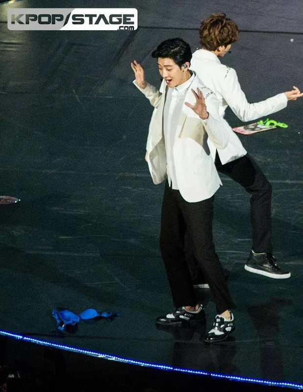  
Các anh chàng EXO hốt hoảng vì những món đồ bất ngờ xuất hiện trên sân khấu (Ảnh Naver)
