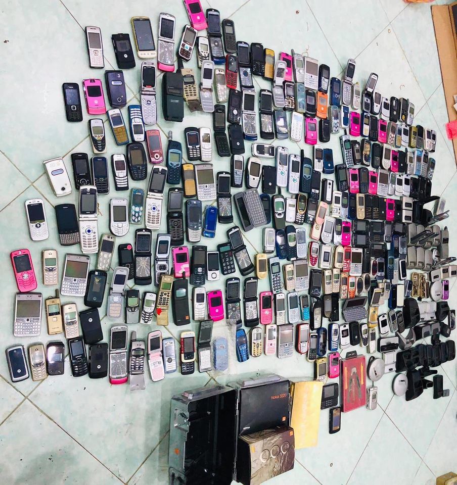  
Bạn có nhận ra bao nhiêu chiếc điện thoại quen thuộc trong số này? (Ảnh: FB T.T)