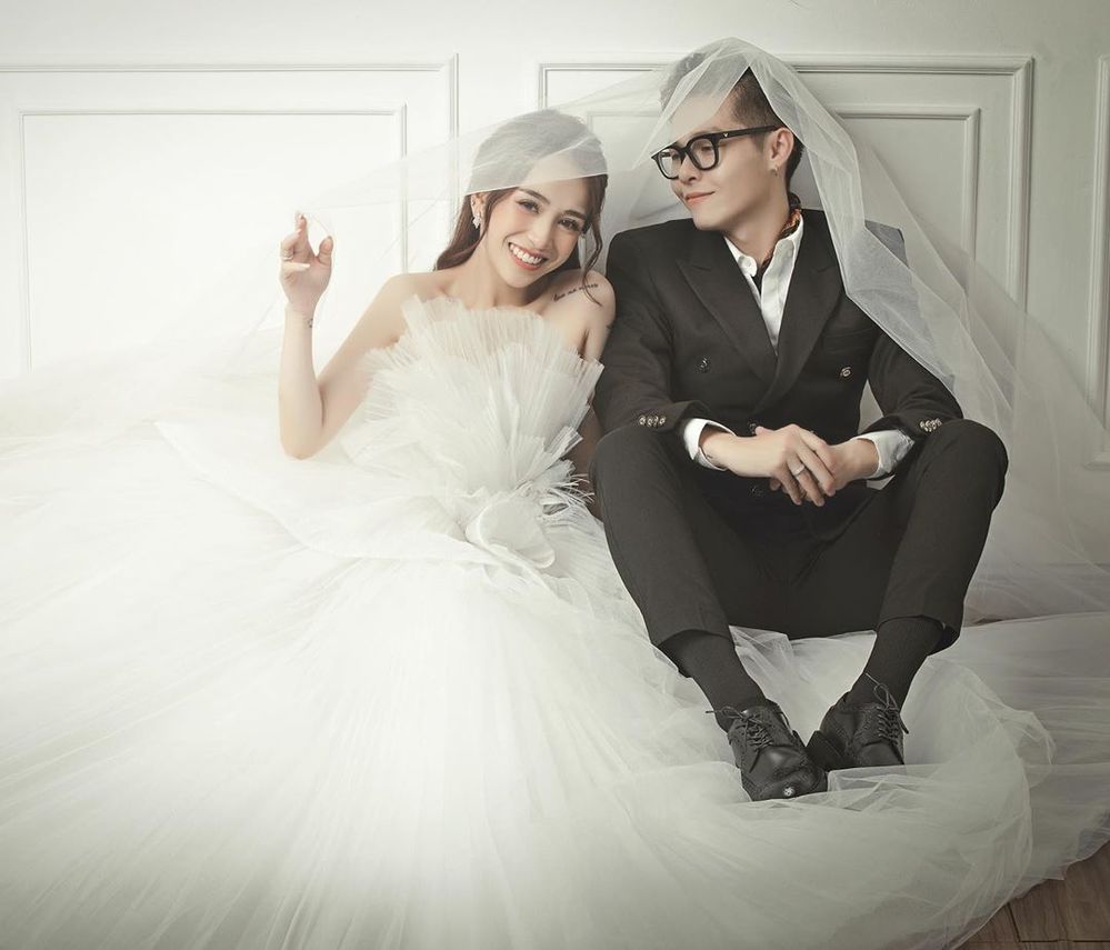 
Ảnh cưới đơn giản vẫn hút mắt người xem, được biết giá trị 3 bộ váy cưới của ái nữ nhà Minh Nhựa có giá 700 triệu. (Ảnh: Instagram nhân vật)