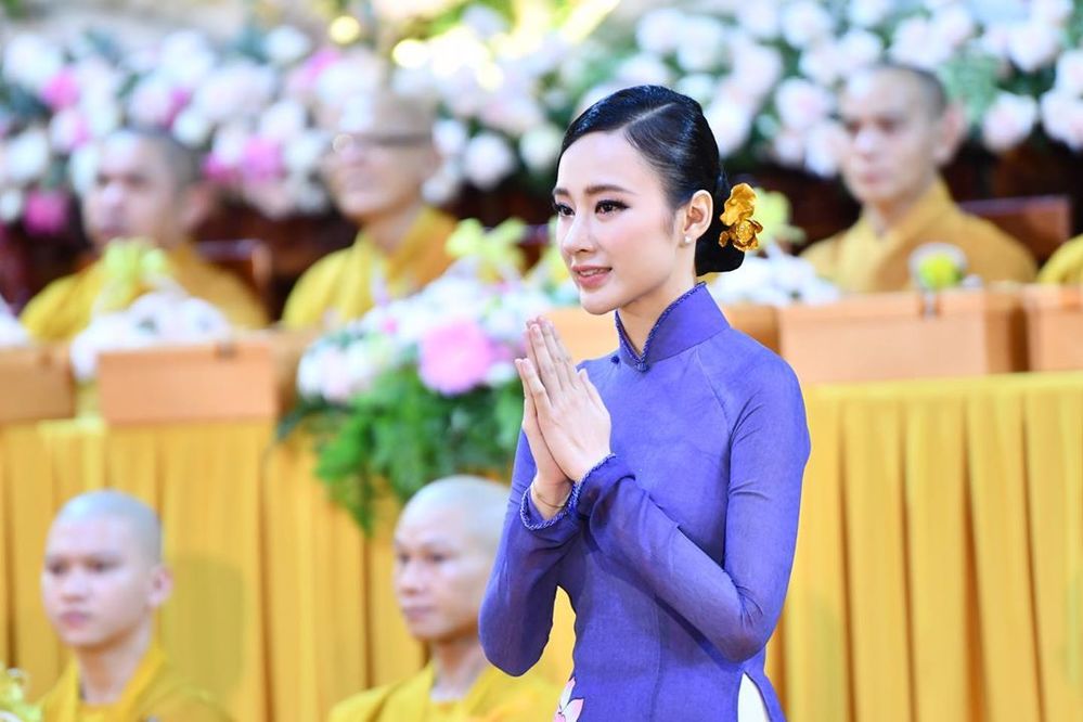  
Angela Phương Trinh trang điểm, làm tóc và diện áo dài in hình hoa sen trong đại lễ. (Ảnh: Instagram nhân vật)