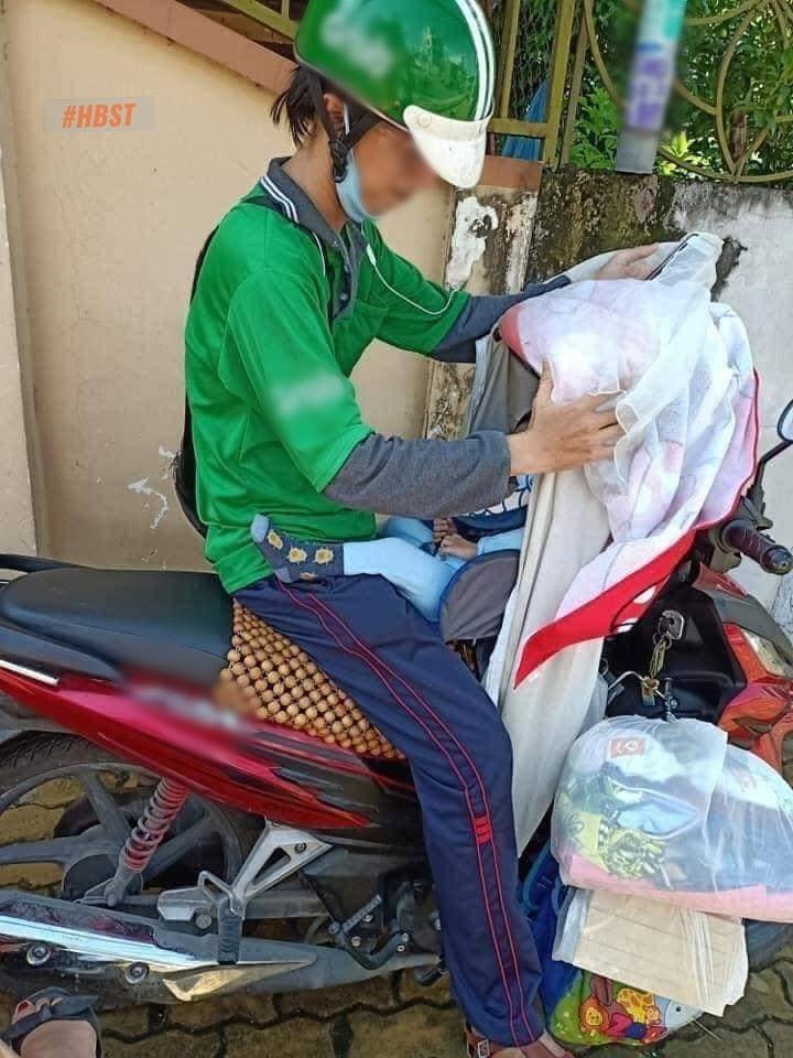 
Hình ảnh anh xe ôm công nghệ chở con nhỏ đi làm (Ảnh: FB P.L.R)