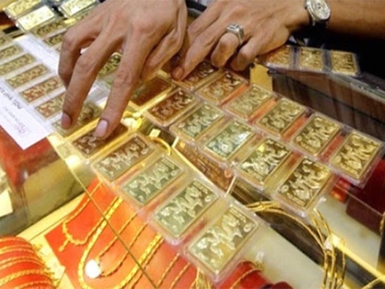 
Vàng miếng và trang sức bằng vàng được bày bán tại cửa hàng (Ảnh: Báo Lào Cai)