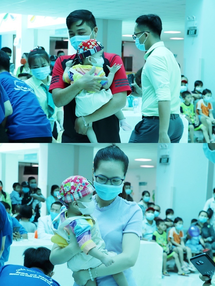 
Chị em Trúc Nhi - Diệu Nhi trong vòng tay bố mẹ tham dự chương trình Trung thu tại bệnh viện (Ảnh: Pháp luật và Bạn đọc)